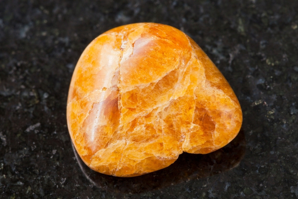 Orange clinohumite