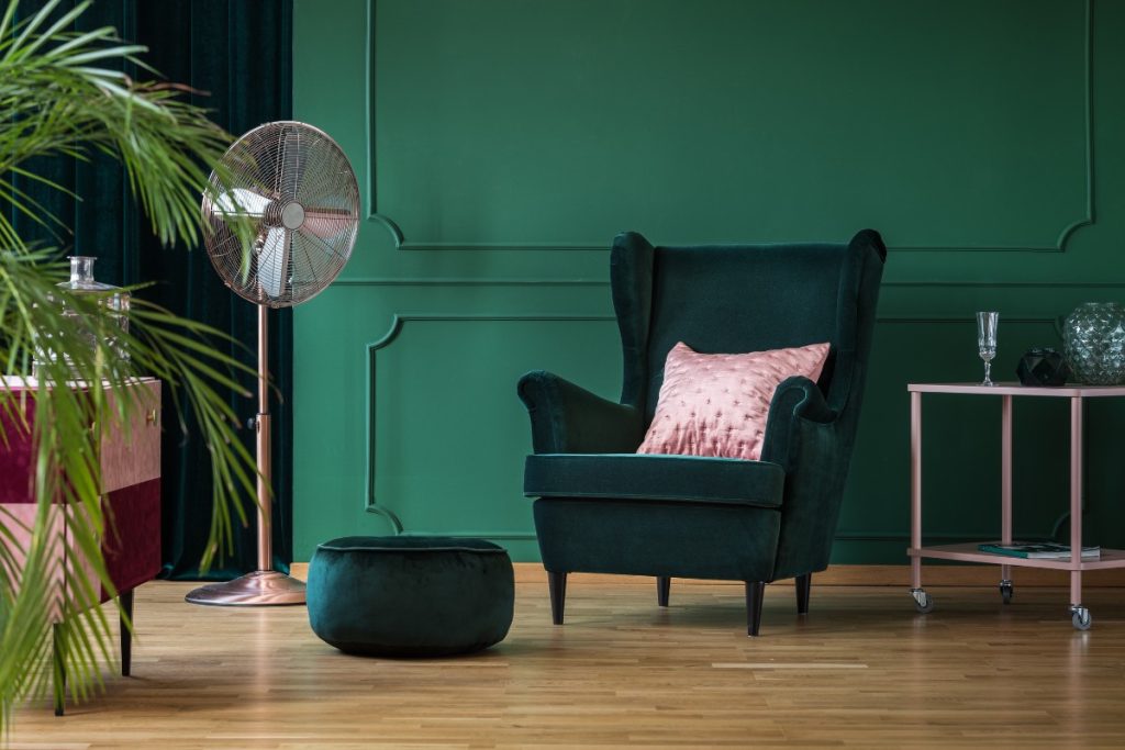 colors that go with emerald green in a classic living room