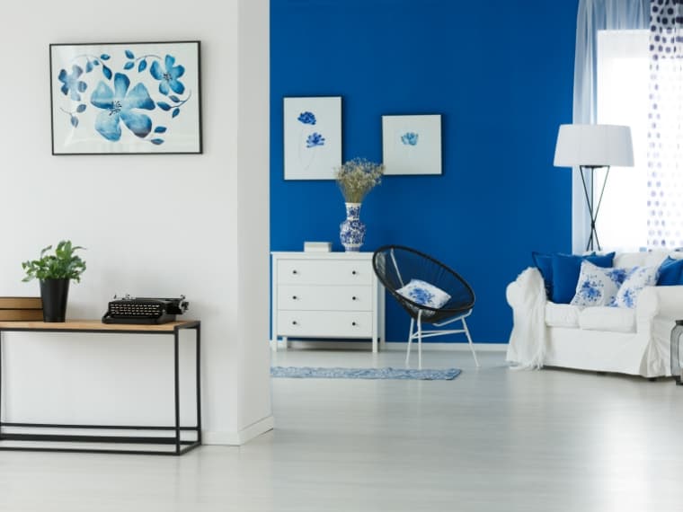 neutrals are the best colors that go with royal blue for a living room